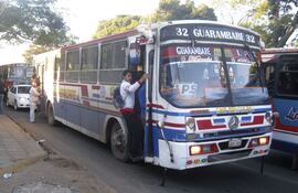 los-omnibus-que-ingresan-por-san-lorenzo-hasta-asuncion-estan-repletos-de-pasajeros-en-horas-pico-los-usuarios-de-callei-piden-al-viceministerio-d-201704000000-1093194.jpg