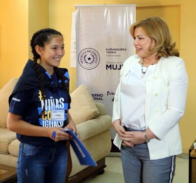 Isabel junto a la ministra de la Mujer, Nilda Romero.