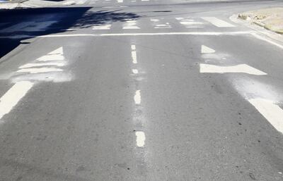 En la Av. Santísima Trinidad se puede ver cómo la pintura se hace polvo y las flechas y rayas quedan incompletas.