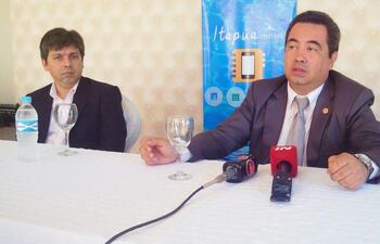 lic-daniel-lugo-representante-de-la-comip-y-rolando-san-martin-disenador-durante-el-acto-de-presentacion-de-itapua-movil--201843000000-1413201.jpg