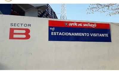 El ingreso para el bus de River Plate sobre Avenida Novena marcado con la letra B.