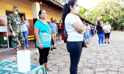 Fila de madres de alumnos de  una escuela en espera de  recibir el kit de alimentos del MEC.