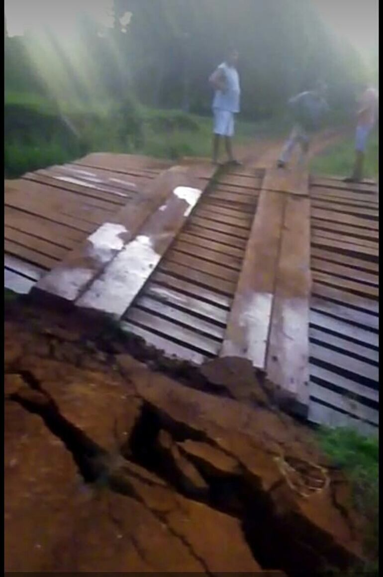 Camión cae a arroyo con 22.000 kilos de soja al ceder un puente