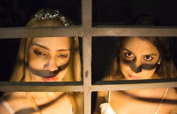 Las actrices Caudia Zaráte y Gabriela Báez integran el elenco de la obra teatral "Encrucijadas", que sube a escena hoy en el Teatro Guaraní.