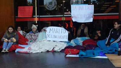 Pese al intenso frío los estudiantes pernotaron en la intemperie.