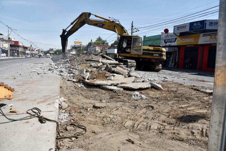Máquinas del MOPC comenzaron ayer a demoler las paradas del fallido metrobús. También se rehabilitará la destrozada avenida.