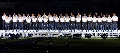 Integrantes de la plantilla de Olimpia en el escenario montado anoche en Para Uno con Adebayor en la cancha.