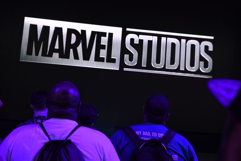 Miembros del público cerca de un pabellón de Marvel Studios en la muestra D23.