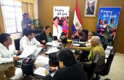 Horacio Torres (en la cabecera) junto a los miembros de la Junta del Indert, ayer en sesión. El síndico pidió informe sobre las coimas.