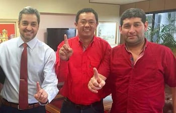 de-izq-a-der-el-lider-de-colorado-anetete-mario-abdo-benitez-el-intendente-profugo-ignacio-fretes-y-el-secretario-general-capturado-elver-barrio-204947000000-1526888.jpg