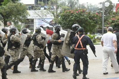 Policías antidisturbios en las inmediaciones de la Municipalidad de Asunción, este martes.