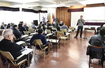 un-expositor-hace-la-ultima-presentacion-en-la-jornada-nacional-del-clero-el-tema-central-fue-el-protocolo-de-la-iglesia-para-casos-de-abusos-a-menor-201206000000-1482114.jpg