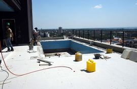 en-plena-obra-de-terminacion-de-la-terraza-del-aloft-donde-ademas-de-la-piscina-estara-un-roof-top-bar-en-el-techo--211535000000-1400950.jpg