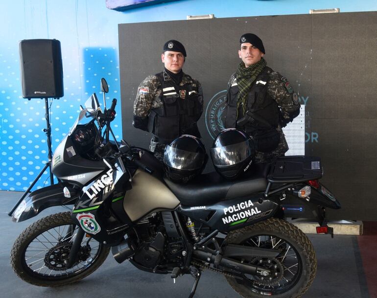 Las patrullas callejeras quedaron a un lado por dos semanas para los oficiales Christian Vera y Óscar Ferreira, quienes permanecen en el stand de la Policía compartiendo con los visitantes.