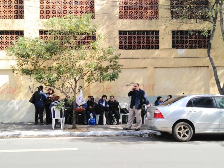 Desde distintos colegios del departamento Central van llegando los estudiantes para sumarse a la marcha patriótica.