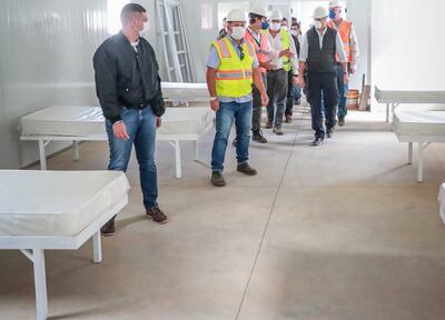 Mario Abdo Benítez verificó ayer el avance de obras del hospital de contingencia instalado en el Ineran, en Asunción.