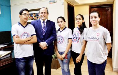 Nelson Maciel (izq.) con el contralor Camilo Benítez y otros miembros del centro de estudiantes de Mayor Otaño. Los estudiantes y concejales pidieron a la Contraloría auditar comuna de Otaño.