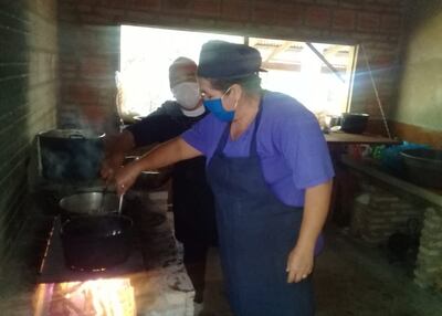 Voluntarias preparan una olla popular en San Ber donde más de 5.000 personas son beneficiadas por ese tipo de iniciativas.