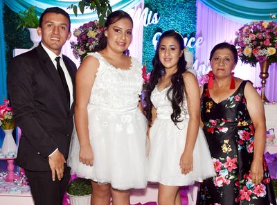 Marcelo Romero y Lucía Paula Rojas acompañan a las quinceañeras en la foto.
