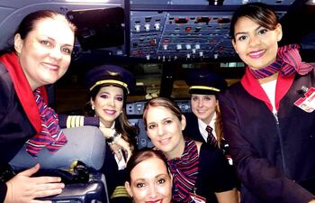 las-componentes-de-la-tripulacion-del-primer-vuelo-comandado-exclusivamente-por-mujeres-paraguayas--162914000000-1312114.jpg