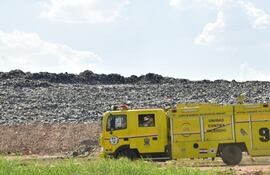 Bomberos trabajaron arduamente para aplacar las llamas.