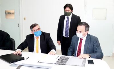 René Fernández (izq.) conversó ayer con el auditor general del Ejecutivo Luis Cardozo Olmedo.