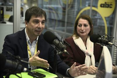 El Dr. Ramón Bataglia junto a la Dra. Idalina Stanley, en estudios de ABC Cardinal.