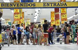 Imagen de la concurrencia en uno de los supermercados, anoche, tras conocerse la medida del Gobierno para evitar la expansión del virus.