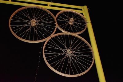 Viejas ruedas de bicicleta encuentra una segunda vida como adornos.