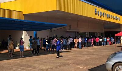La aglomeración frente al supermercado Gran Vía del barrio Remansito de Ciudad del Este.