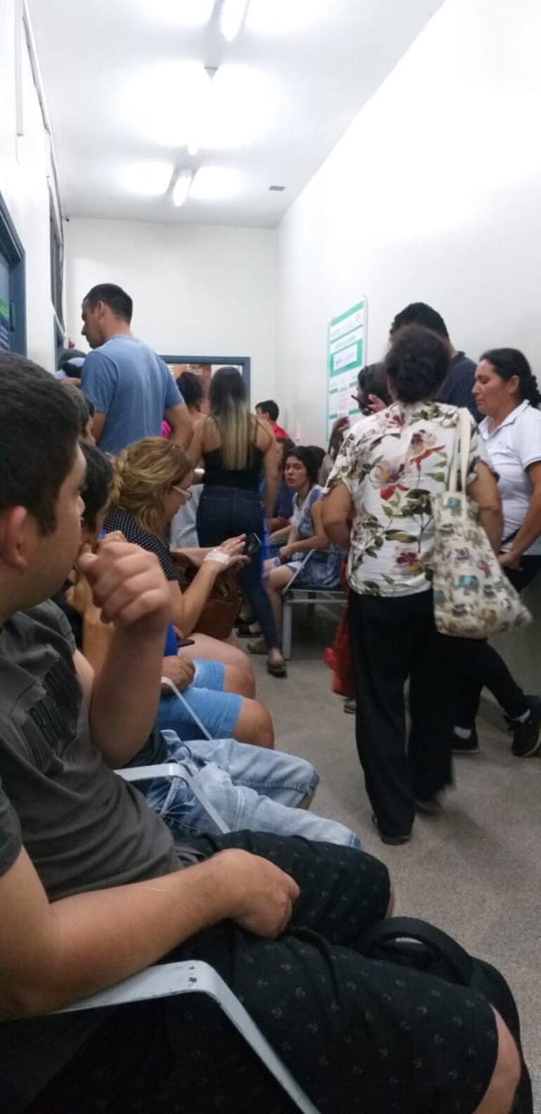 Urgencias de IPS Luque abarrotado de pacientes con cuadros febriles