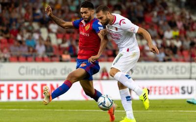 Omar Alderete (i) en acción  en la Superliga de Suiza.
