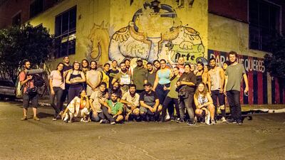 El cineasta Michael Hardy junto al equipo de actores y de producción en una de las jornadas de rodaje de la película “La lista”, en la zona del centro asunceno.