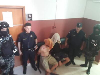 Ambos detenidos en la sede policial.