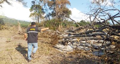 Fiscalizadores del Mades  durante una de las intervenciones en   la propiedad del empresario  César Sosa Fariña.