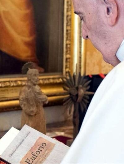 El papa Francisco con el ejemplar de “Euforio”, tras haberlo recibido como obsequio por parte de la amiga del hijo de la autora.