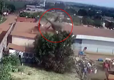 Momento en que el helicóptero impacta contra el techo del depósito.