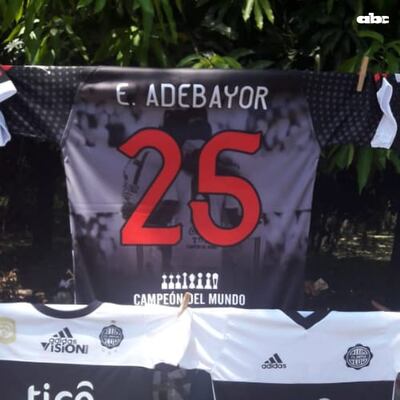 Adebayor utilizará la camiseta número 25 y podría debutar hoy.