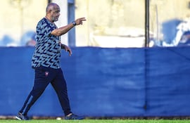 Francisco Javier Arce (48 años) arranca esta noche su segundo ciclo (quinto torneo local) al frente de Cerro Porteño. Registra 67 partidos caseros.