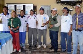 pescadores-con-sus-trofeos-tras-el-interno-de-la-apcp--220936000000-559445.jpg