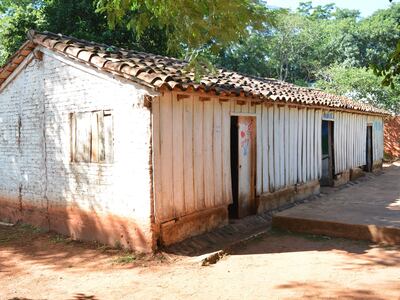 El pabellón del tercer ciclo de la escuela San Nicolás de Bari, de Concepción, ya es antiguo. Fue hecho de adobe, algunos ladrillos y madera. La estructura ya no es segura, denuncian.