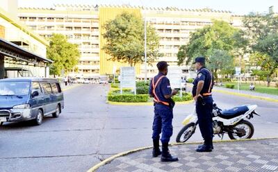 Funcionarios del Instituto de Previsión Social quieren saber qué hace el IPS con los descuentos que se les aplica.