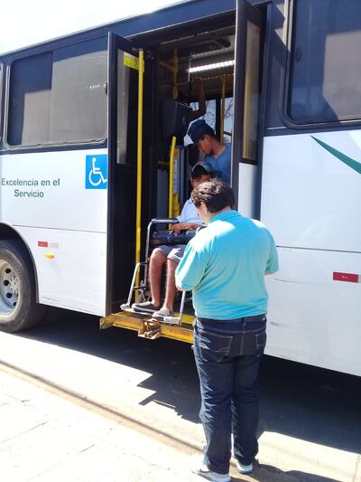 Un conductor de la línea 203 detuvo la marcha para ayudar a descender del bus a un joven en silla de ruedas.