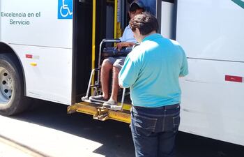 Un conductor de la línea 203 detuvo la marcha para ayudar a descender del bus a un joven en silla de ruedas.