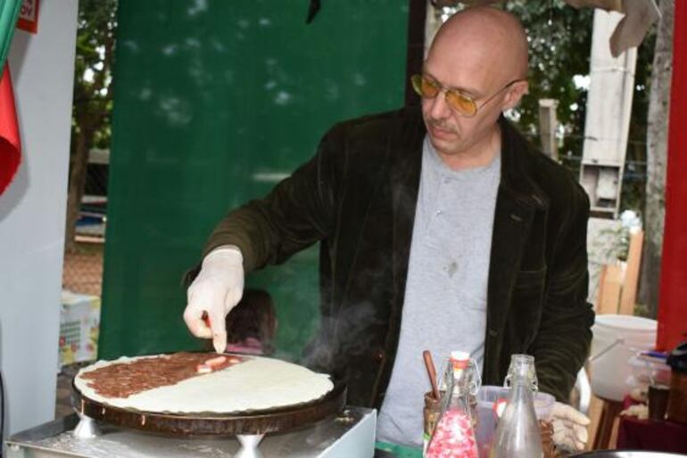 &Eacute;l es Timm Hogerzeil, prepara deliciosos panqueques rellenos con dulce de leche y frutilla. Una de las novedades en la expo. Costo G. 15.000. (Foto: Gladys Villalba, ABC Color).&nbsp;