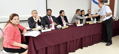 Cristian Kriskovich (i), Claudio Bacchetta, Carlos Raúl Cabrera, Roberto González (quien saluda al postulante José Francisco Appleyard), Adrián Salas y Juan Bartolomé Ramírez, miembros del Consejo de la Magistratura.