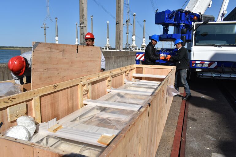 el montaje de las primeras piezas de 500 Kv que llegaron recientemente en 422 cajas desde el Japón a nuestro país.