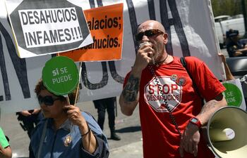 varios-activistas-se-manifesta-ron-ayer-en-madrid-en-contra-de-los-desalojos-en-varias-partes-del-pais-por-la-crisis-afp-210009000000-541409.jpg