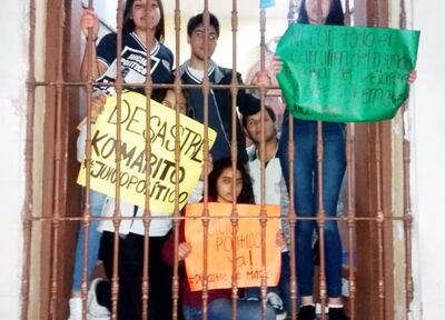 Con carteles bajo la inscripción, “Desastre Ko Marito” y “Juicio Político Ya!!!”, alumnos del Presidente Franco se manifestaron.