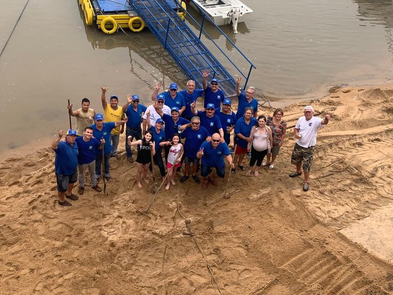 Los miembros del club posando para la fotografía.